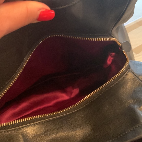 Coach used very few with a dust bag very unique design good size even for travel - Picture 12 of 17